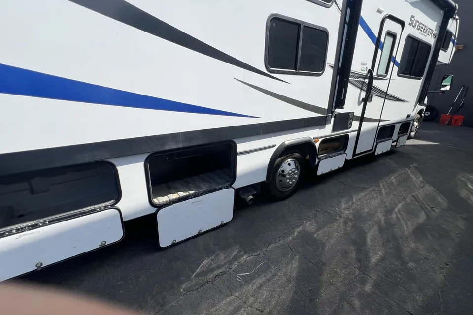 LA RV RENTALS - Forest River Sunseeker 3250SLE Class C