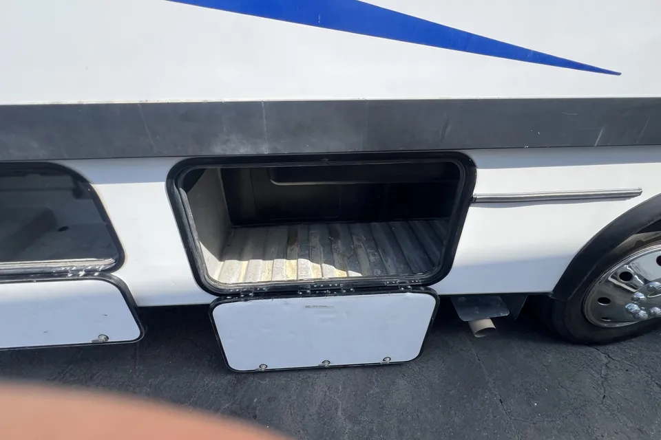 LA RV RENTALS - Forest River Sunseeker 3250SLE Class C