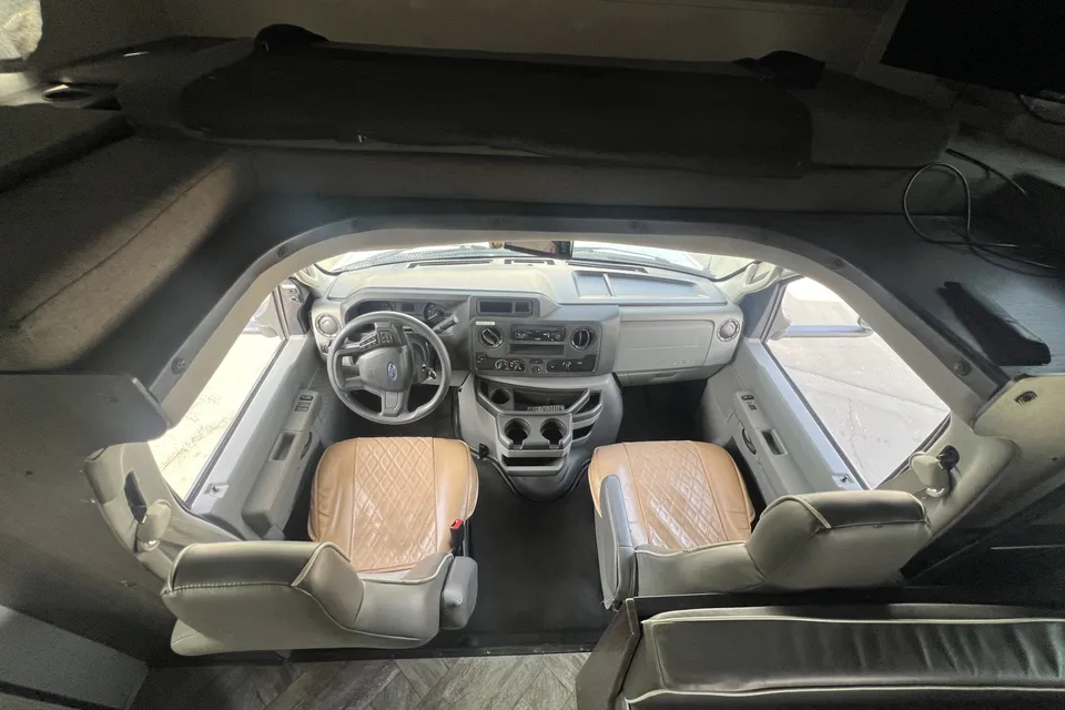 LA RV RENTALS - Forest River Sunseeker 3250SLE Class C