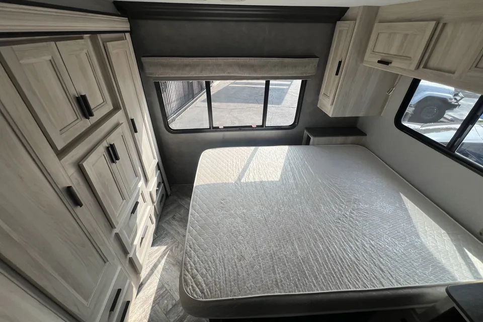 LA RV RENTALS - Forest River Sunseeker 3250SLE Class C