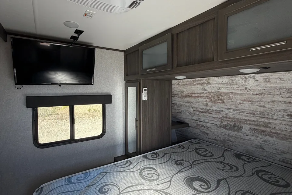 32’ LONDON BRIDGE BUNKWAGON