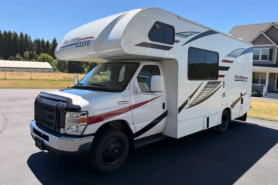 Cozy Camper Thor Motor Coach Freedom Elite 22HE Class C