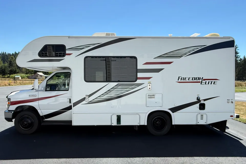Cozy Camper Thor Motor Coach Freedom Elite 22HE Class C