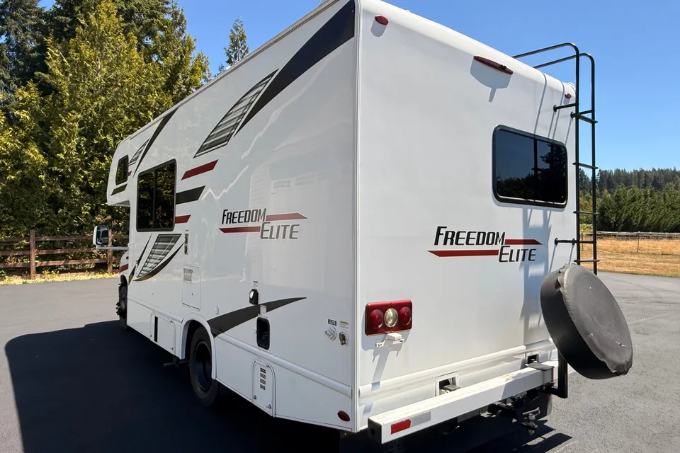 Cozy Camper Thor Motor Coach Freedom Elite 22HE Class C