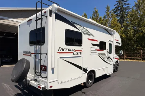 Cozy Camper Thor Motor Coach Freedom Elite 22HE Class C