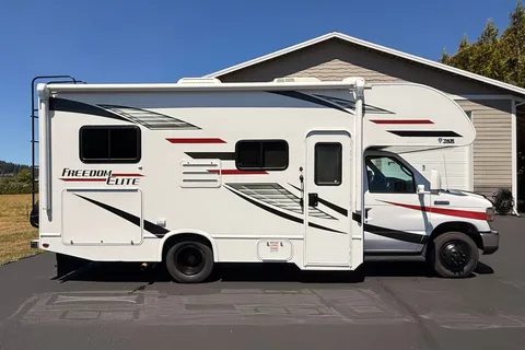 Cozy Camper Thor Motor Coach Freedom Elite 22HE Class C