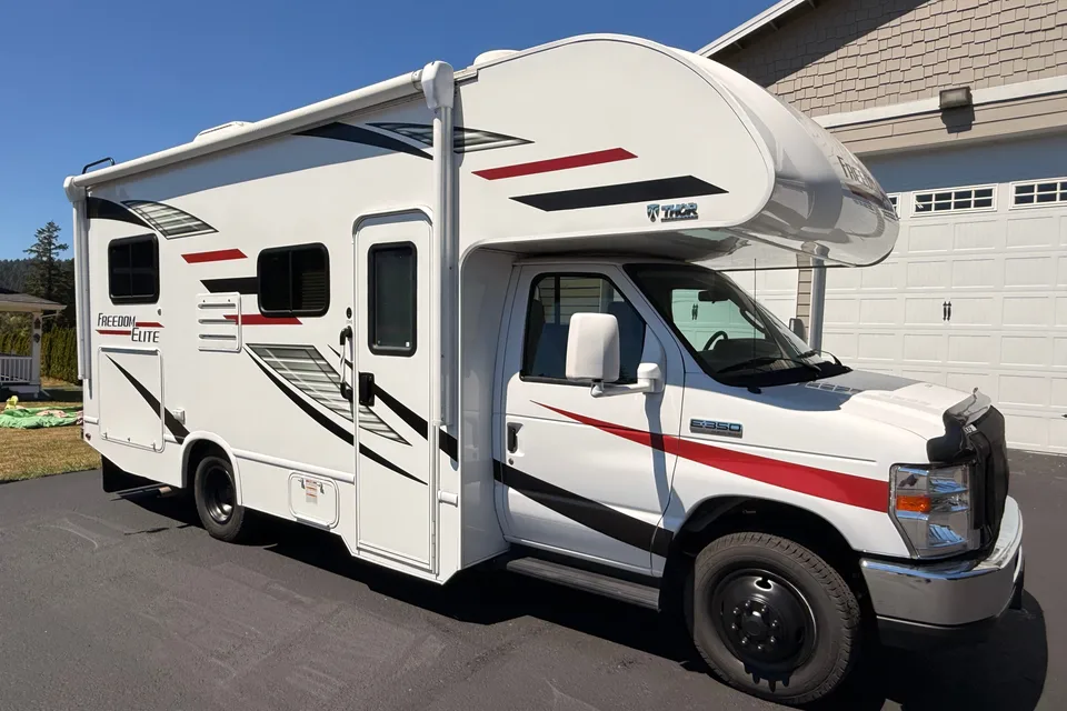 Cozy Camper Thor Motor Coach Freedom Elite 22HE Class C