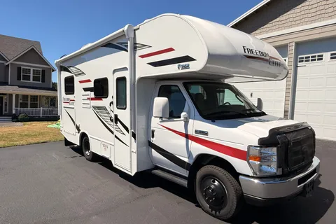 Cozy Camper Thor Motor Coach Freedom Elite 22HE Class C