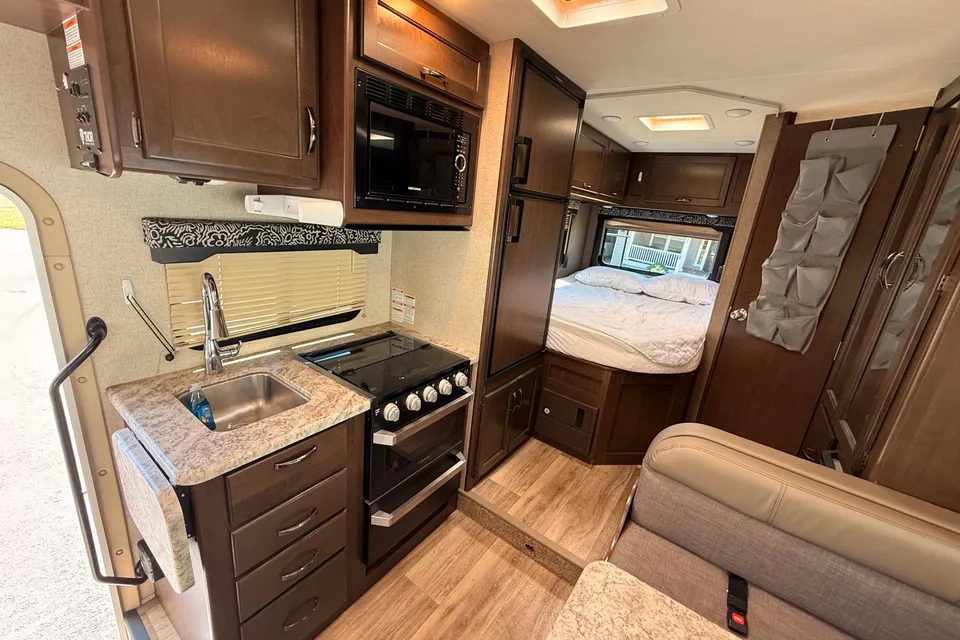 Cozy Camper Thor Motor Coach Freedom Elite 22HE Class C