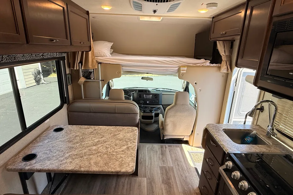 Cozy Camper Thor Motor Coach Freedom Elite 22HE Class C
