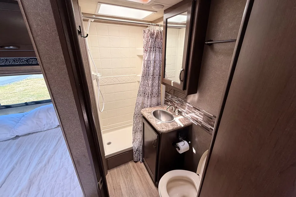 Cozy Camper Thor Motor Coach Freedom Elite 22HE Class C