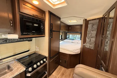 Cozy Camper Thor Motor Coach Freedom Elite 22HE Class C