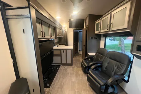 Ruiz Family Cruiser RV Stryker Toy Hauler