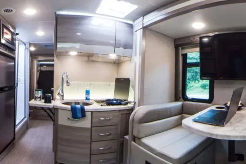 Julian's Mercedes-Benz 2023 delano Class C 25 ft