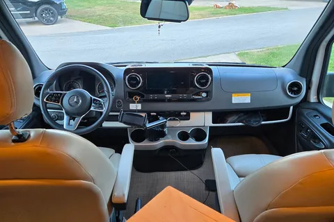 Julian's Mercedes-Benz 2023 delano Class C 25 ft