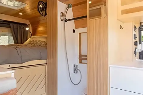 Jonathan's Vanlife Elya 