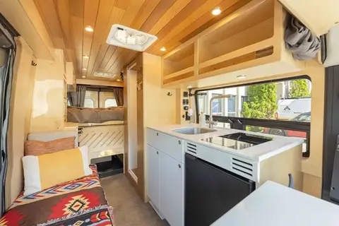 Jonathan's Vanlife Elya 