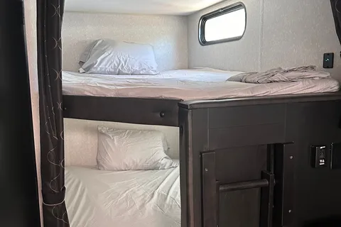 2022 32ft Cherokee Grey Wolf