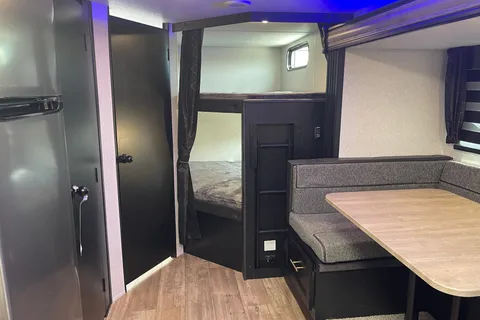 2022 32ft Cherokee Grey Wolf
