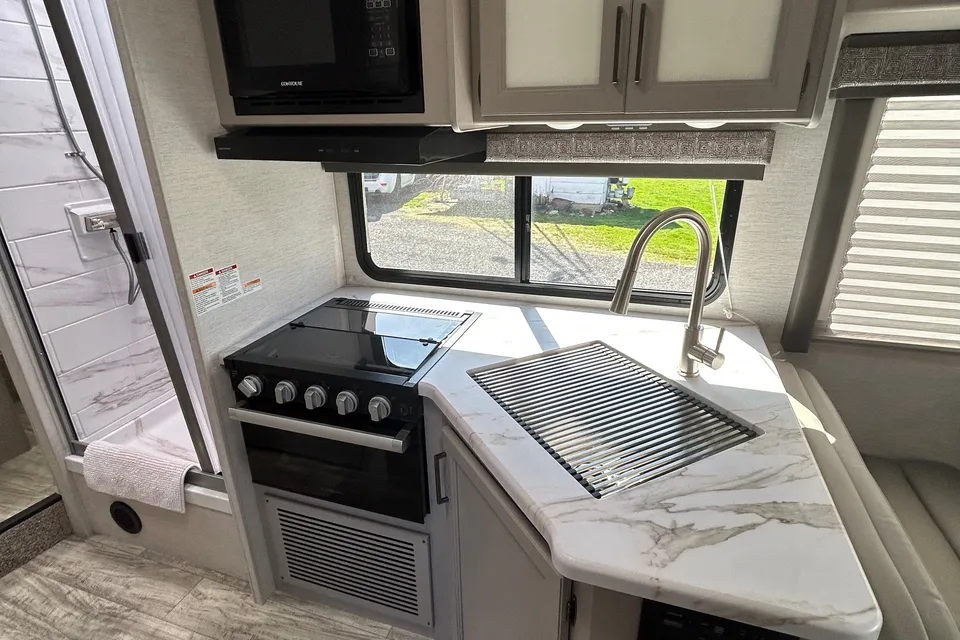 Brand New 2025 Gulf Stream 30ft. with free private shuttle - Belinda