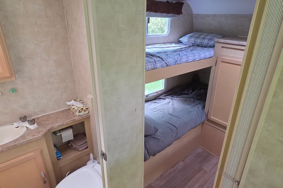 Miles's 26' Lightweight Quad Bunk Aerolite