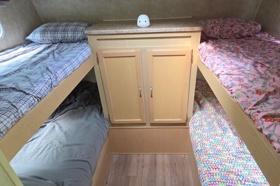 Miles's 26' Lightweight Quad Bunk Aerolite