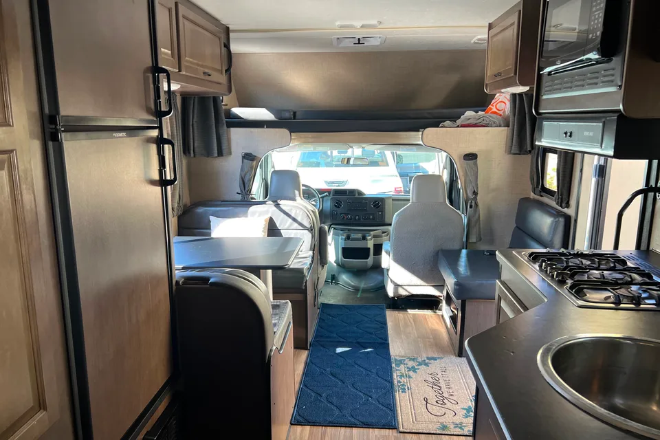 Yasmin & Mike’s 2019 Thor Majestic*
