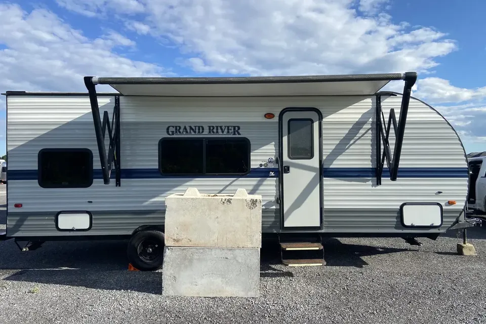 Grand River Getaway — Off-Grid, Online, Sleeps 8