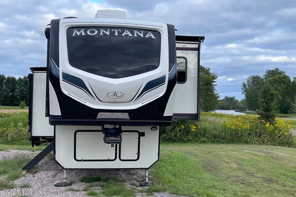 Ron's Keystone Montana High Country 281CK Fifth Wheel