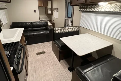01 - 2020 - AVENGER - BUNKS - 4700lbs - SLEEPS 10