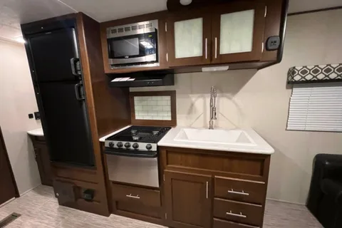 01 - 2020 - AVENGER - BUNKS - 4700lbs - SLEEPS 10