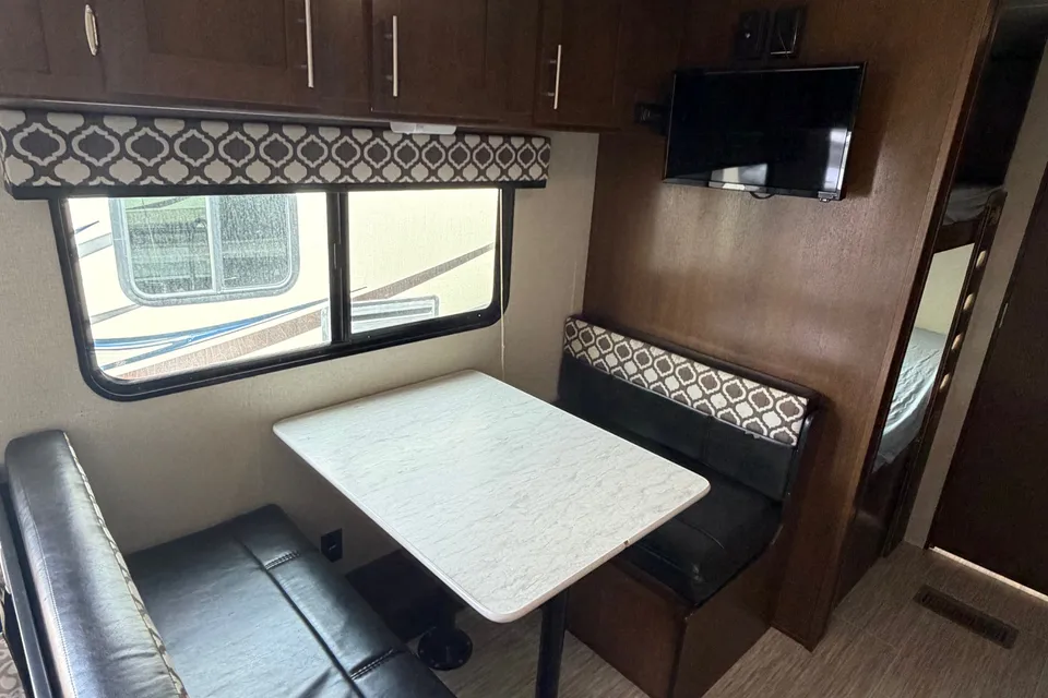 01 - 2020 - AVENGER - BUNKS - 4700lbs - SLEEPS 10