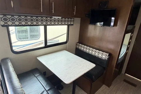 01 - 2020 - AVENGER - BUNKS - 4700lbs - SLEEPS 10