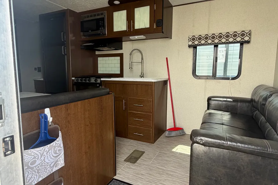 01 - 2020 - AVENGER - BUNKS - 4700lbs - SLEEPS 10
