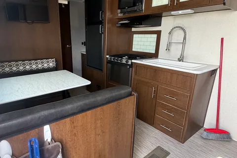01 - 2020 - AVENGER - BUNKS - 4700lbs - SLEEPS 10