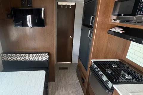 01 - 2020 - AVENGER - BUNKS - 4700lbs - SLEEPS 10