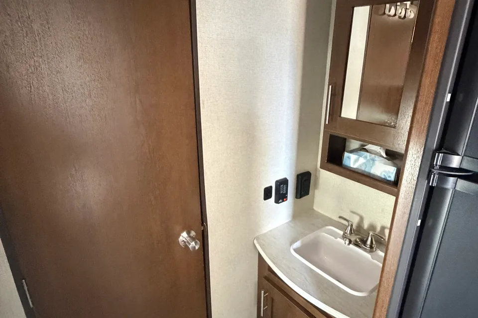 01 - 2020 - AVENGER - BUNKS - 4700lbs - SLEEPS 10