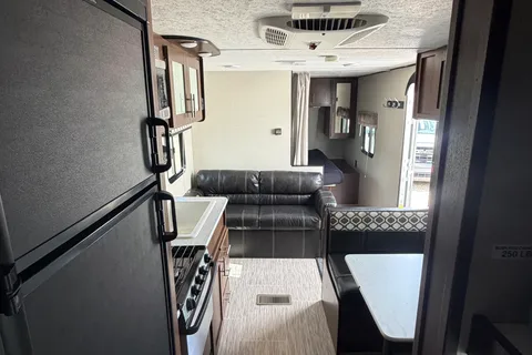 01 - 2020 - AVENGER - BUNKS - 4700lbs - SLEEPS 10