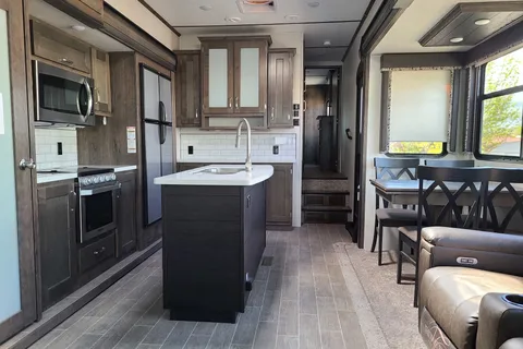 beautiful couples layout, King bed with a large living room, Turn Key