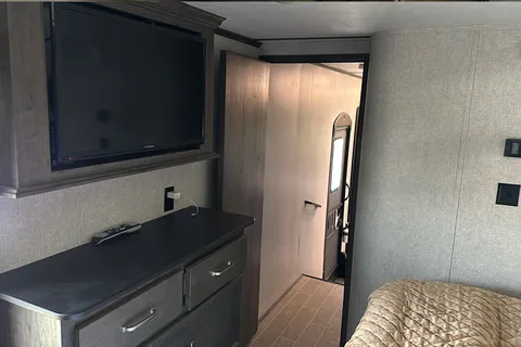 beautiful couples layout, King bed with a large living room, Turn Key