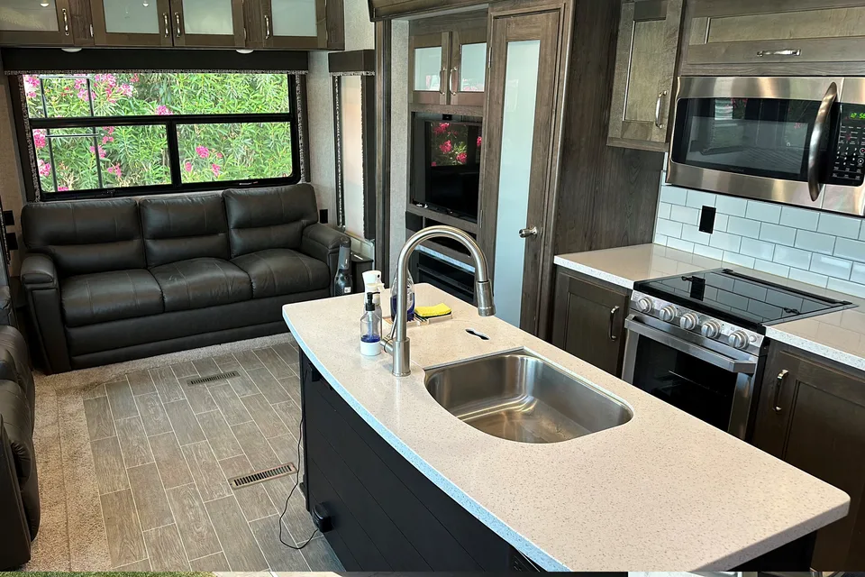 beautiful couples layout, King bed with a large living room, Turn Key