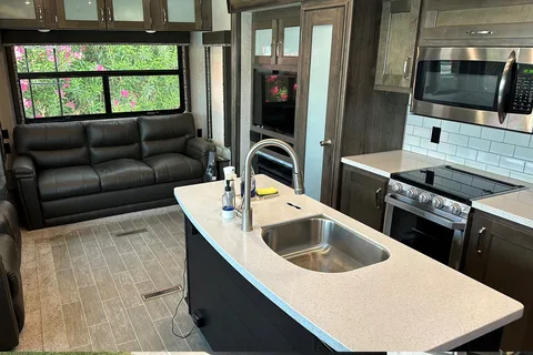beautiful couples layout, King bed with a large living room, Turn Key