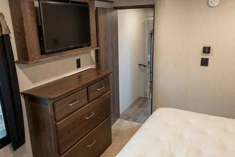 beautiful couples layout, King bed with a large living room, Turn Key