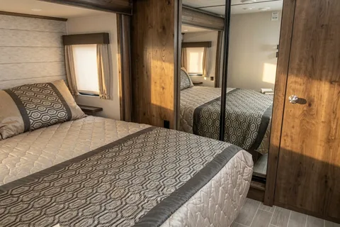 beautiful couples layout, King bed with a large living room, Turn Key