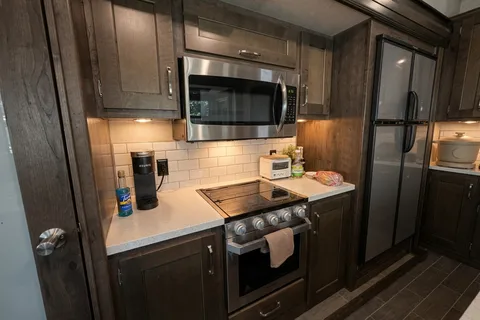 beautiful couples layout, King bed with a large living room, Turn Key