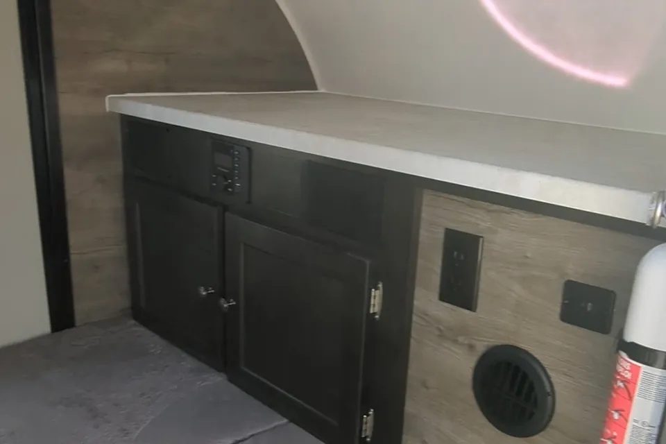 Mini-roulotte pour 2 personnes / Bien équipée