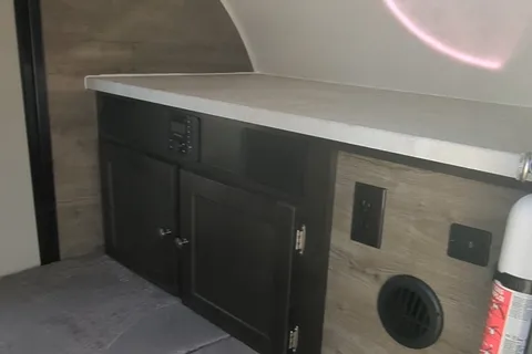Mini-roulotte pour 2 personnes / Bien équipée