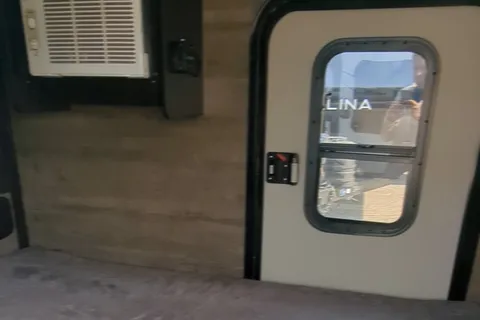 Mini-roulotte pour 2 personnes / Bien équipée
