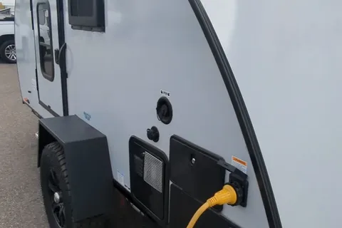 Mini-roulotte pour 2 personnes / Bien équipée