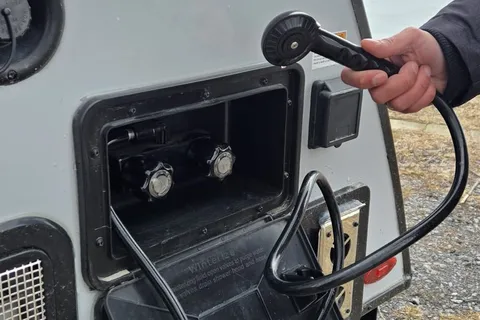 Mini-roulotte pour 2 personnes / Bien équipée